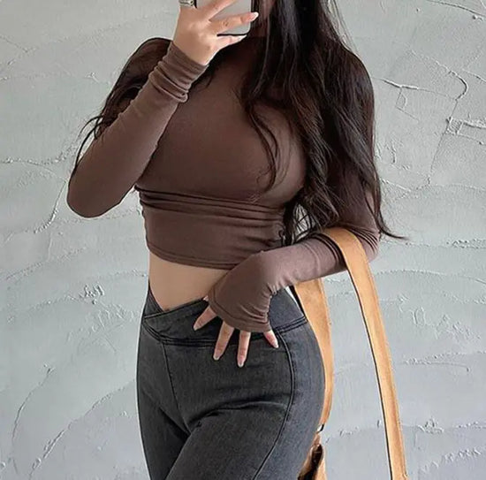 Camiseta cuello tortuga mujer elegante y ajustada en color marron, manga larga, ideal para looks de otoño e invierno con estilo versátil y moderno.