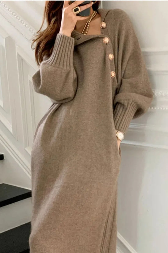 Vestido vintage elegante con cuello tortuga en tono beige, diseño largo con cinturón y botones dorados, ideal para un look sofisticado y atemporal.