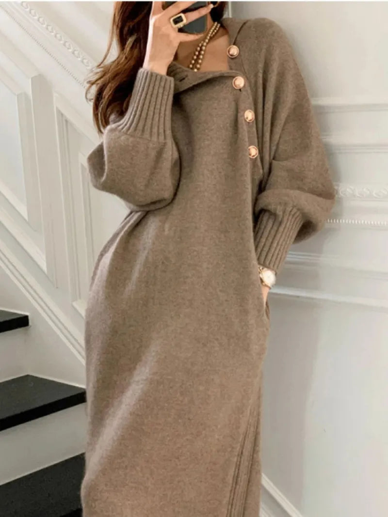 Vestido vintage elegante con cuello tortuga en tono beige, diseño largo con cinturón y botones dorados, ideal para un look sofisticado y atemporal.