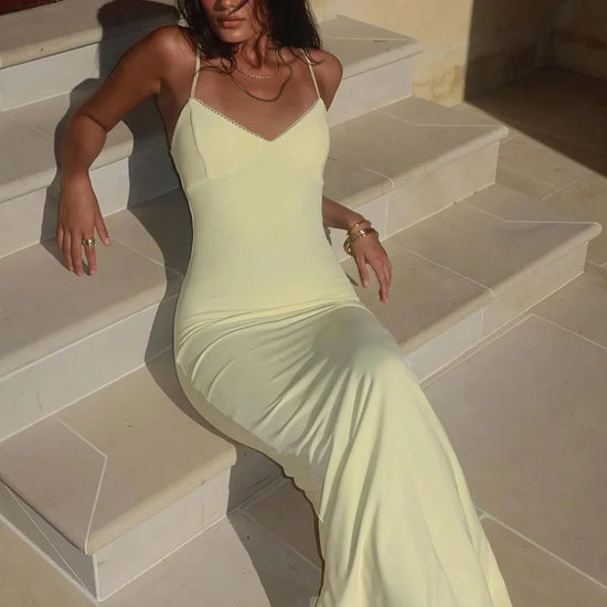 Vestido sofisticado sin mangas con tirantes color amarillo