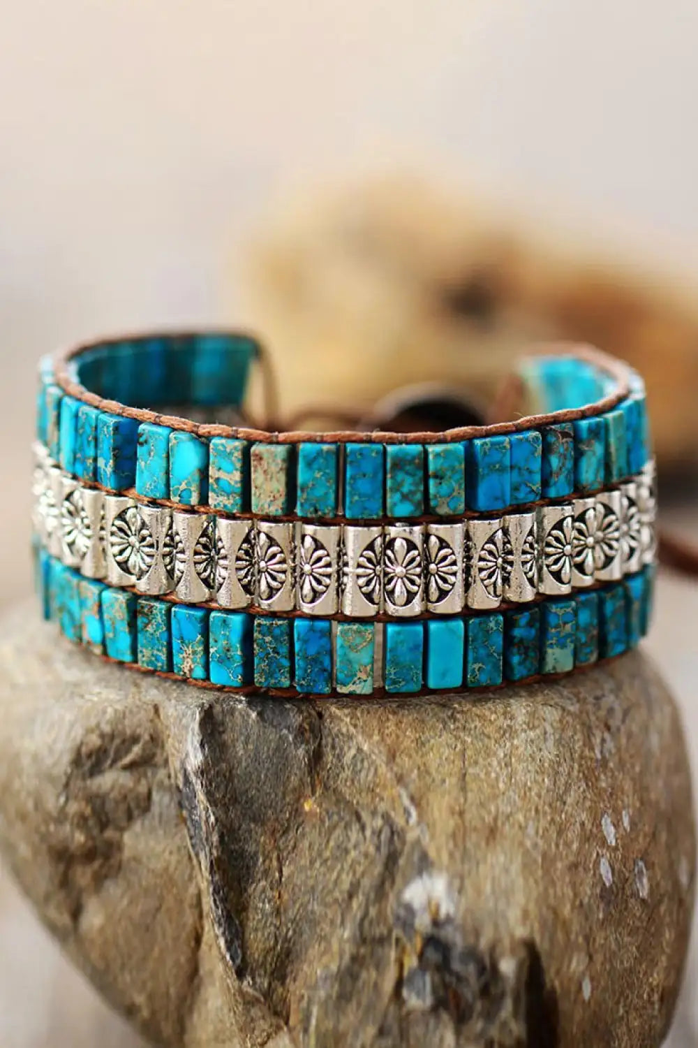 Pulsera Tríada de Piedras Naturales: Destaca las tres capas y el uso de piedras naturales.