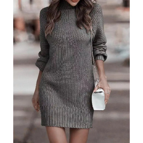 Vestido suéter marrón grisáceo con cuello alto y textura de canalé, ideal para un estilo chic y moderno en climas fríos.