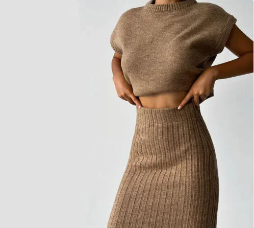 Vestido silueta sin mangas mujer elegante en color beige, diseño slim fit de poliéster con falda acanalada, ideal para ocasiones casuales o formales.