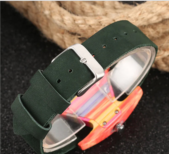 Reloj de Madera - Diseño Triangular Colorido