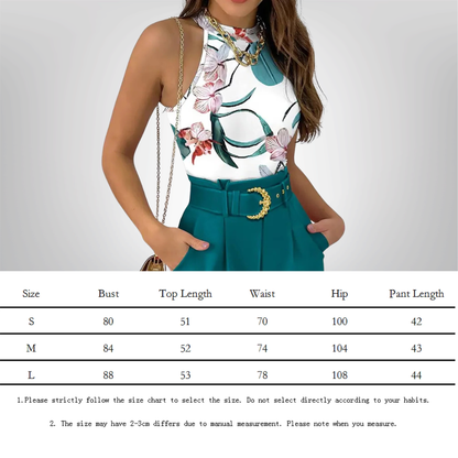 Conjunto de pantalón y blusa informal, con cinturón.