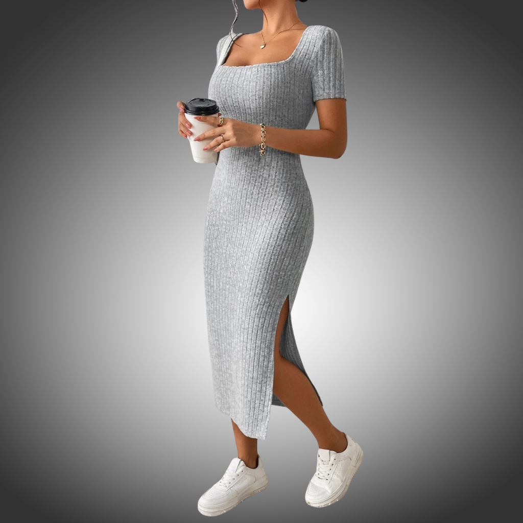 Vestido de punto estilo  informal, de manga corta, con cuello cuadrado y abertura lateral