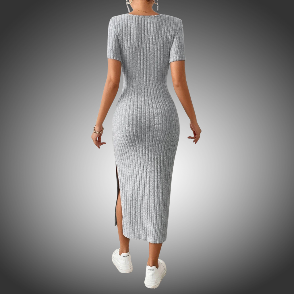 Vestido de punto estilo  informal, de manga corta, con cuello cuadrado y abertura lateral