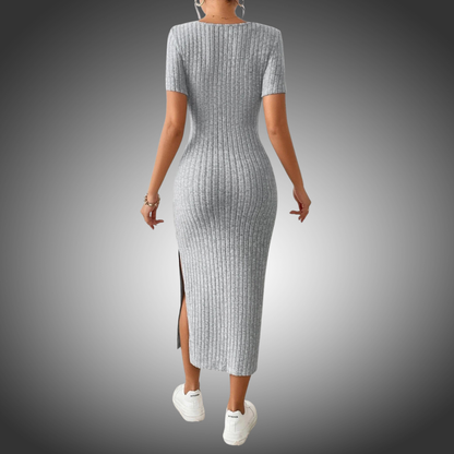 Vestido de punto estilo  informal, de manga corta, con cuello cuadrado y abertura lateral