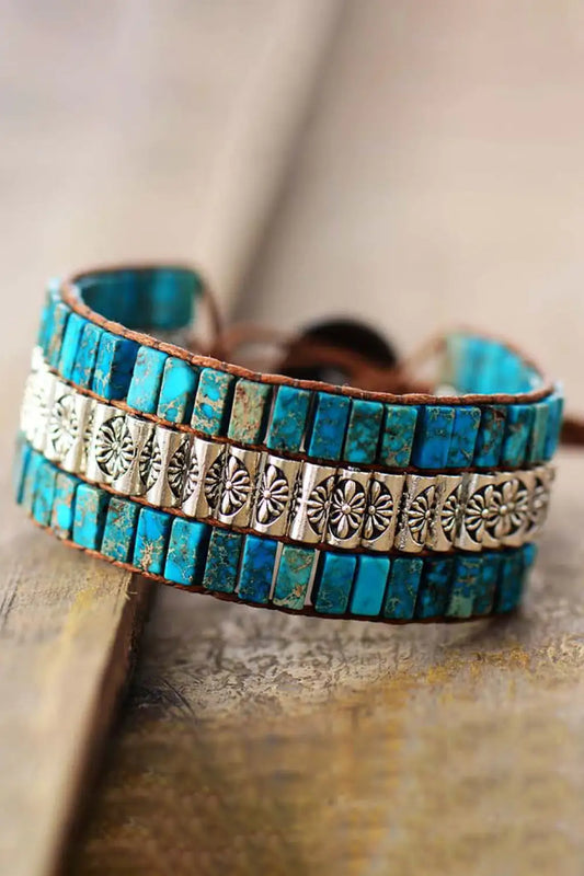 Pulsera Tríada de Piedras Naturales: Destaca las tres capas y el uso de piedras naturales.