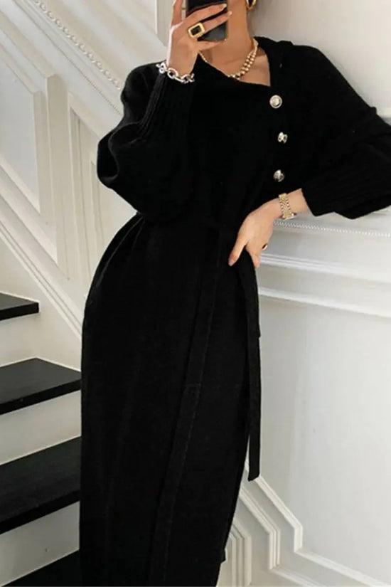 Vestido vintage elegante con cuello tortuga en tono negro, diseño largo con cinturón y botones dorados, ideal para un look sofisticado y atemporal.