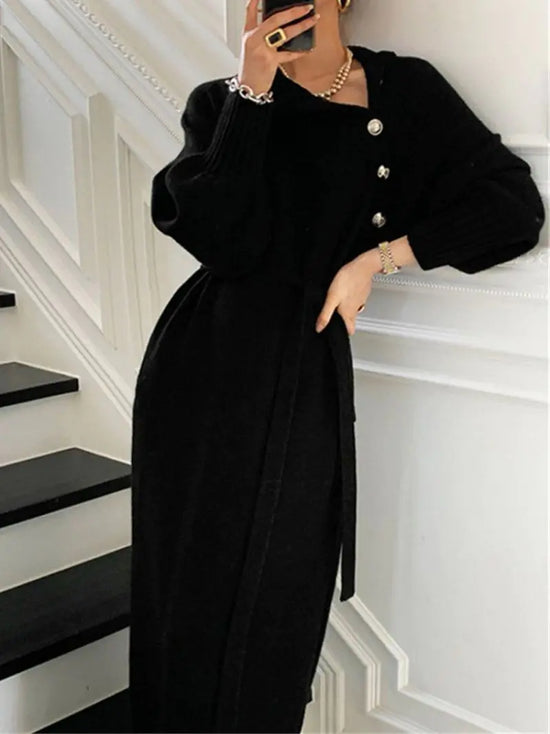 Vestido vintage elegante con cuello tortuga en tono negro, diseño largo con cinturón y botones dorados, ideal para un look sofisticado y atemporal.