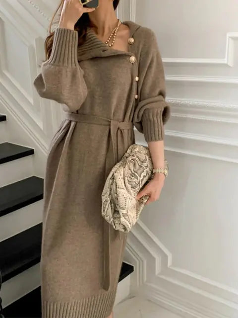 Vestido vintage elegante con cuello tortuga , diseño largo con cinturón y botones dorados, ideal para un look sofisticado y atemporal.