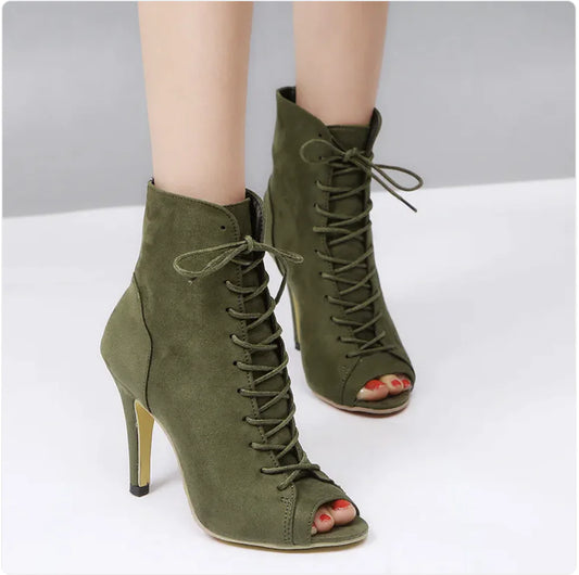 Botines elegantes con punta abierta y cordones