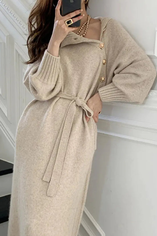 Vestido vintage elegante con cuello tortuga en tono beige, diseño largo con cinturón y botones dorados, ideal para un look sofisticado y atemporal.