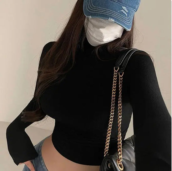 Camiseta cuello tortuga mujer elegante y ajustada en color , manga larga, ideal para looks de otoño e invierno con estilo versátil y moderno.