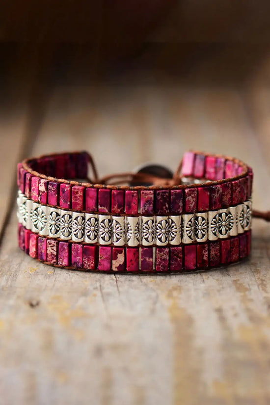 Pulsera Tríada de Piedras Naturales: Destaca las tres capas y el uso de piedras naturales.