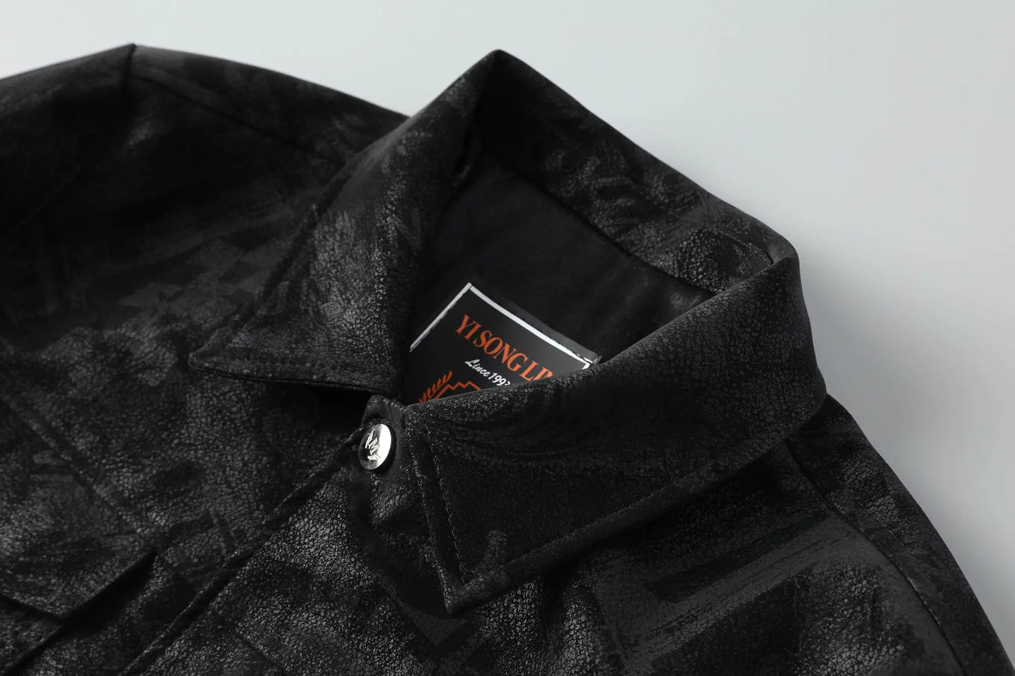 Chaqueta de cuero sintético con solapa para hombre, corta, informal, con estampado