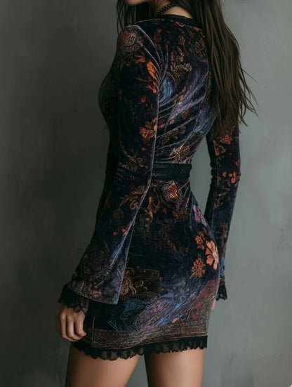 Vestido mini ajustado de terciopelo con estampado floral de encaje y retazos