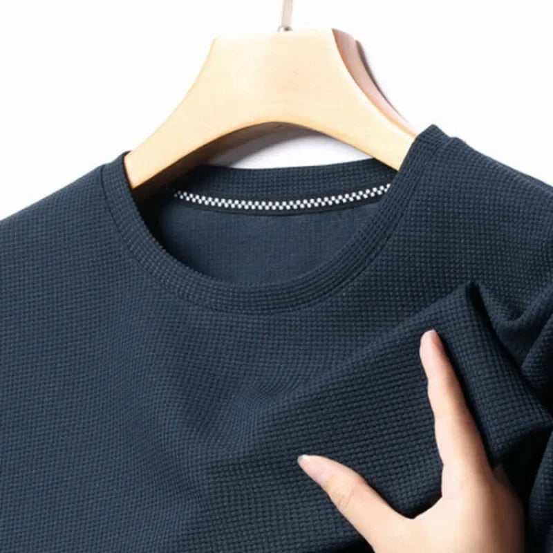Polo liso tipo gofre de manga corta con cuello redondo para hombre
