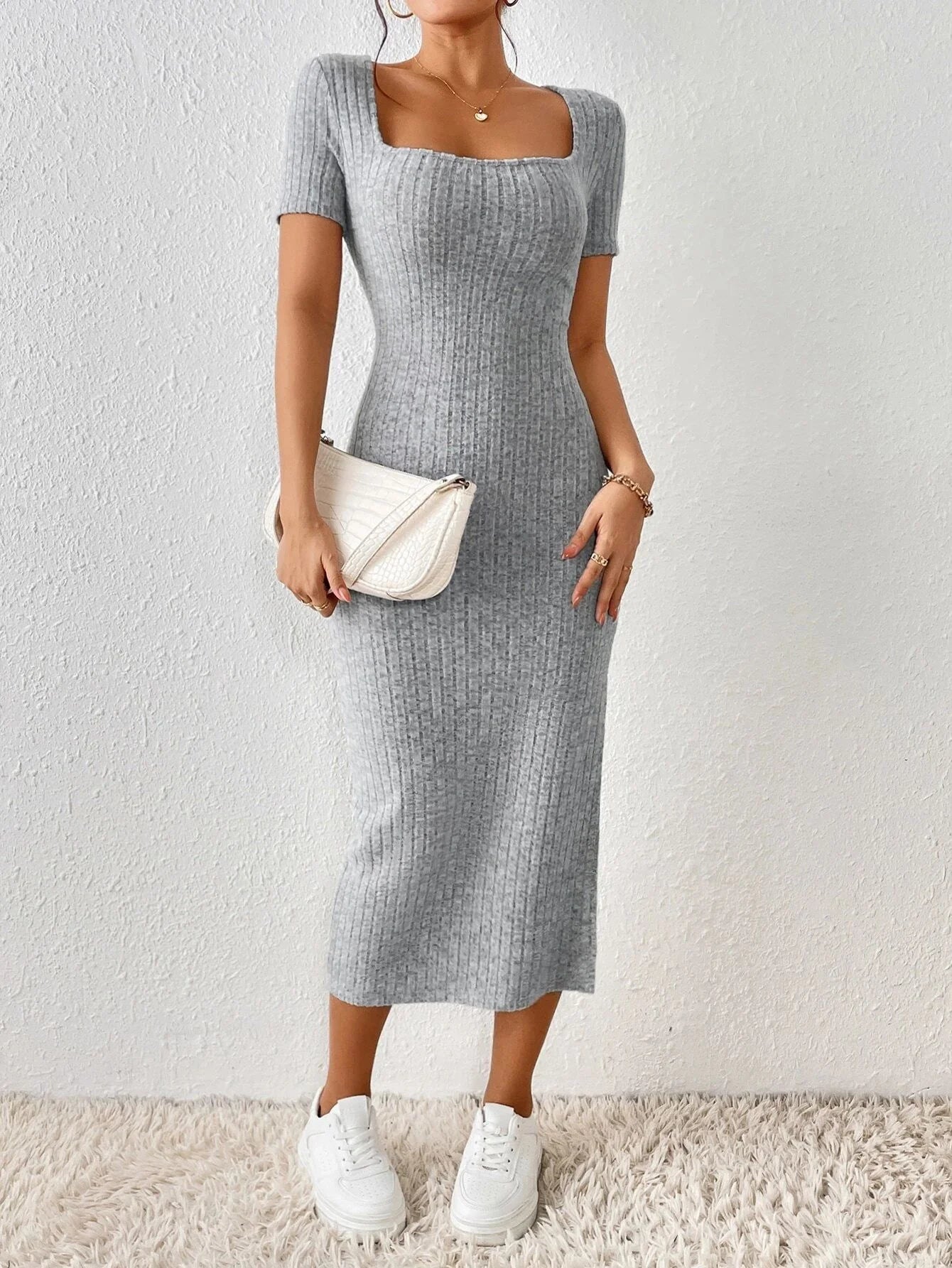 Vestido de punto estilo  informal, de manga corta, con cuello cuadrado y abertura lateral