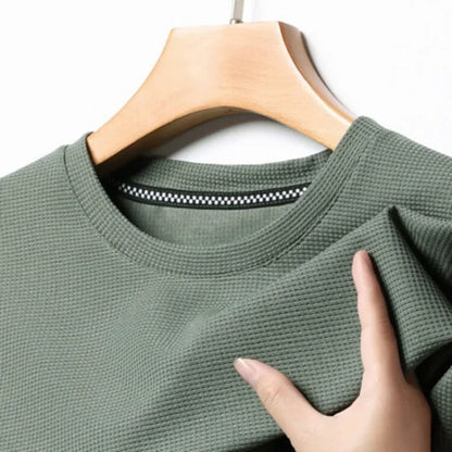 Franela manga corta con cuello redondo y estampado de gofres para hombre.