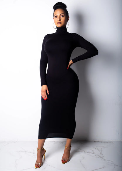 Vestido largo de manga larga con elástico y cuello alto ajustado.