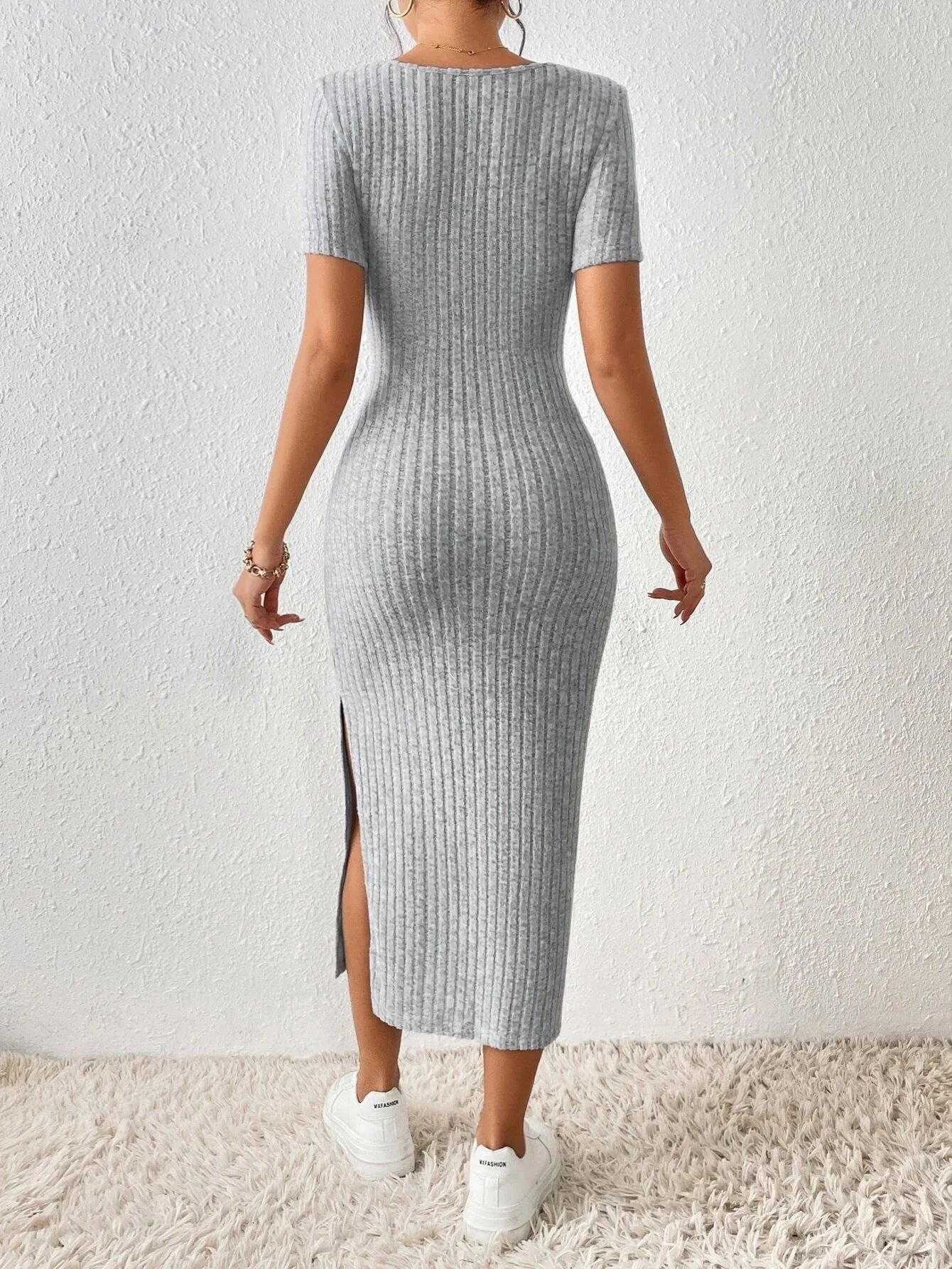 Vestido de punto estilo  informal, de manga corta, con cuello cuadrado y abertura lateral