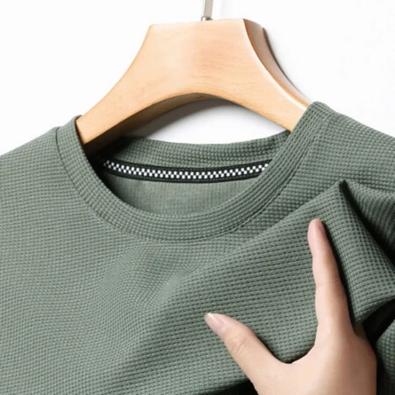 Polo liso tipo gofre de manga corta con cuello redondo para hombre