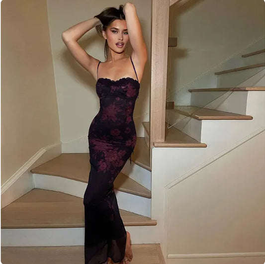 Vestido de encaje rojo vino con tirantes finos, ajuste ceñido y diseño floral, ideal para eventos de noche o bodas elegantes.