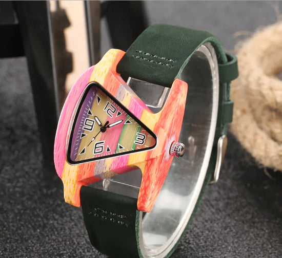 Reloj de Madera - Diseño Triangular Colorido