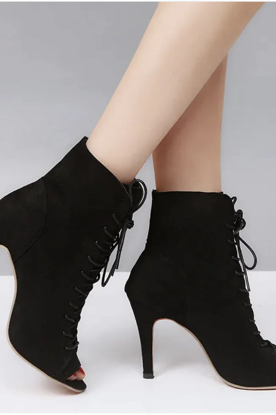 Botines elegantes con punta abierta y cordones color negro


