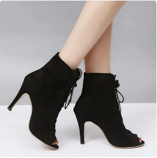 Botines elegantes con punta abierta y cordones color negro


