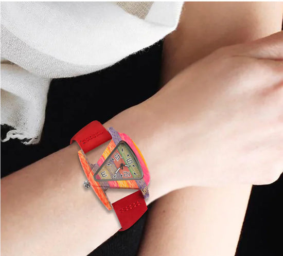 Reloj de Madera - Diseño Triangular Colorido