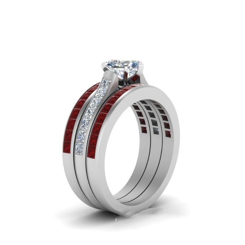 Anillo de Tres Capas en Forma de Corazón de Rubí