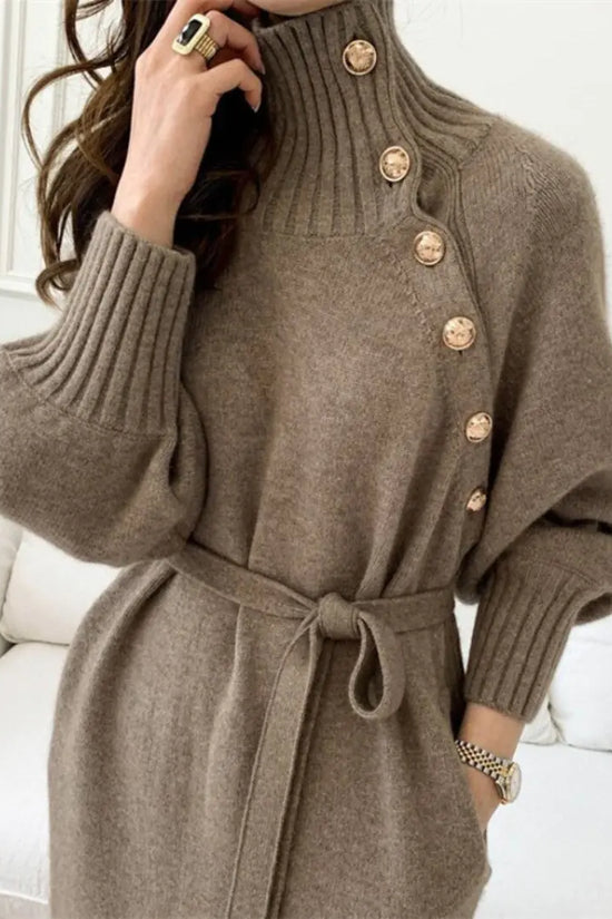 Vestido vintage elegante con cuello tortuga , diseño largo con cinturón y botones dorados, ideal para un look sofisticado y atemporal.