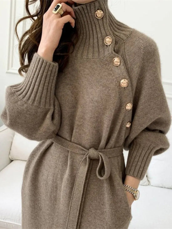 Vestido vintage elegante con cuello tortuga , diseño largo con cinturón y botones dorados, ideal para un look sofisticado y atemporal.