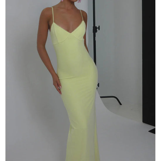 Vestido sofisticado sin mangas con tirantes