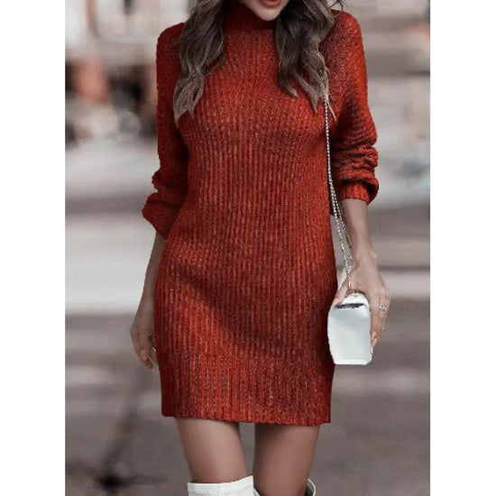 Suéter & Vestido Cuello Alto Chic para Mujer en rojo ladrillo, diseño ajustado y elegante para un look otoñal con botas.