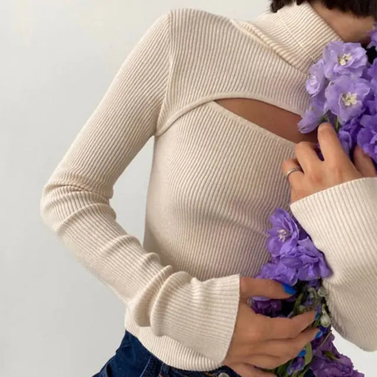 Suéter Mujer Estilo Y2K - Moda Coreana en poliéster beich con cuello alto y abertura frontal, ideal para otoño y estilo elegante casual.