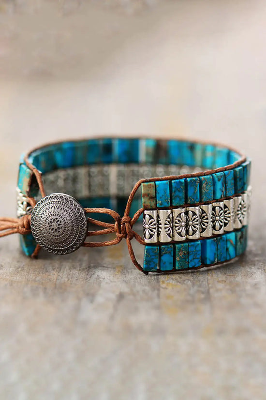 Pulsera Tríada de Piedras Naturales: Destaca las tres capas y el uso de piedras naturales.