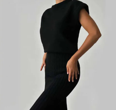 Vestido silueta sin mangas mujer elegante en color negro, diseño slim fit de poliéster con falda acanalada, ideal para ocasiones casuales o formales.