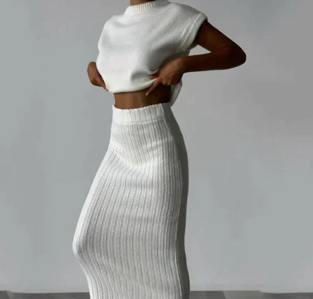 Vestido silueta sin mangas mujer elegante en color blanco, diseño slim fit de poliéster con falda acanalada, ideal para ocasiones casuales o formales.
